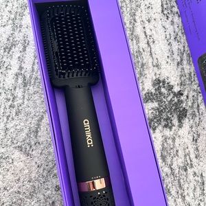NEW IN BOX - Amika double agent
2-in-1 blow dryer + straightening brush